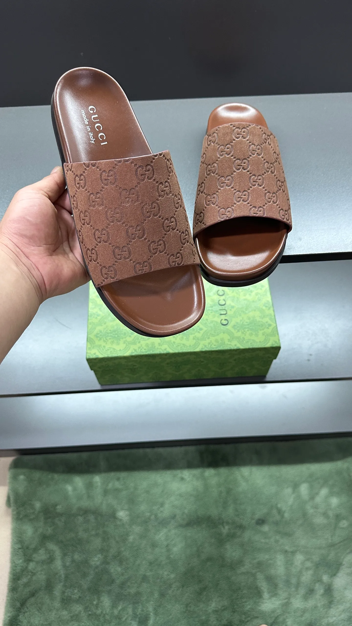 [G Home New Style] P: 300💰Men's size 39~45, (46. Customized) This slipper is made of GG polyester fiber and is decorated with a Gucci label on the front, which adds a striking logo feel to the style. "Gucci Made in Italy" stamped label Rubber sole Flat Made in Italy